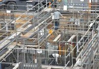 作業する鉄筋工